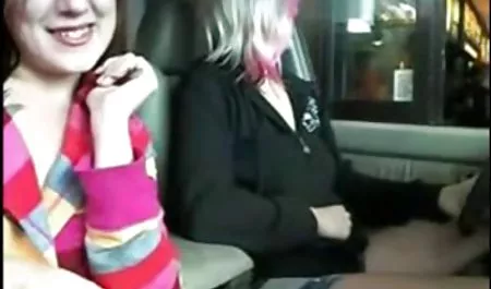 Aku membawa dua orang teman untuk membantu mengisap jav hihi mertua penis besar Joi